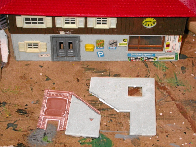 153 Bausatz recycling.JPG - Recycling: die Mauer eines abbruchreifen HO-Bahnhofes wird Teil der neuen Fußgängerbrücke in Enndingen